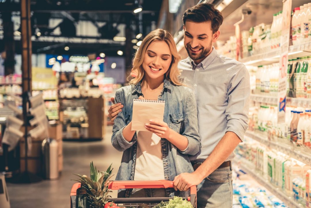 dvdojica nakupuje v supermarkete