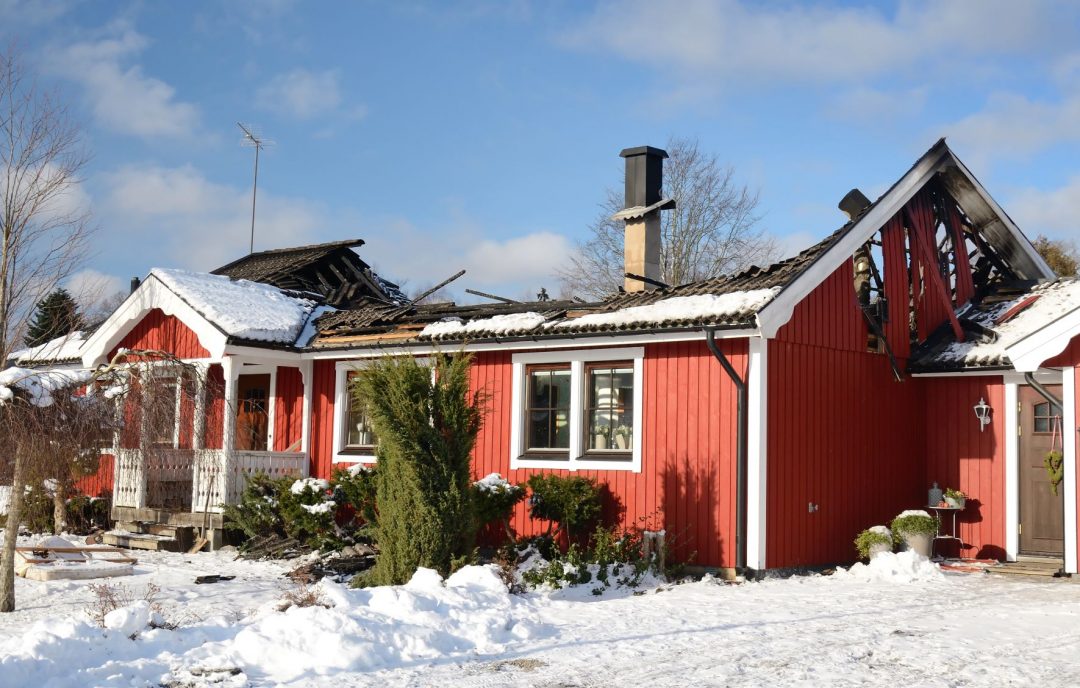 zničená strecha na dome v zime