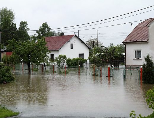 zaplavené domy, povodeň