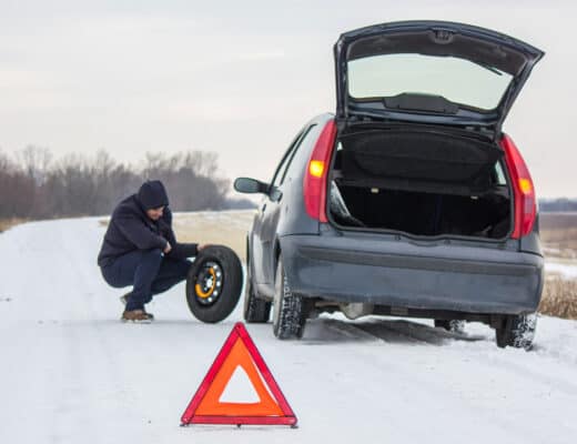 výstražný trojuholník na ceste auto