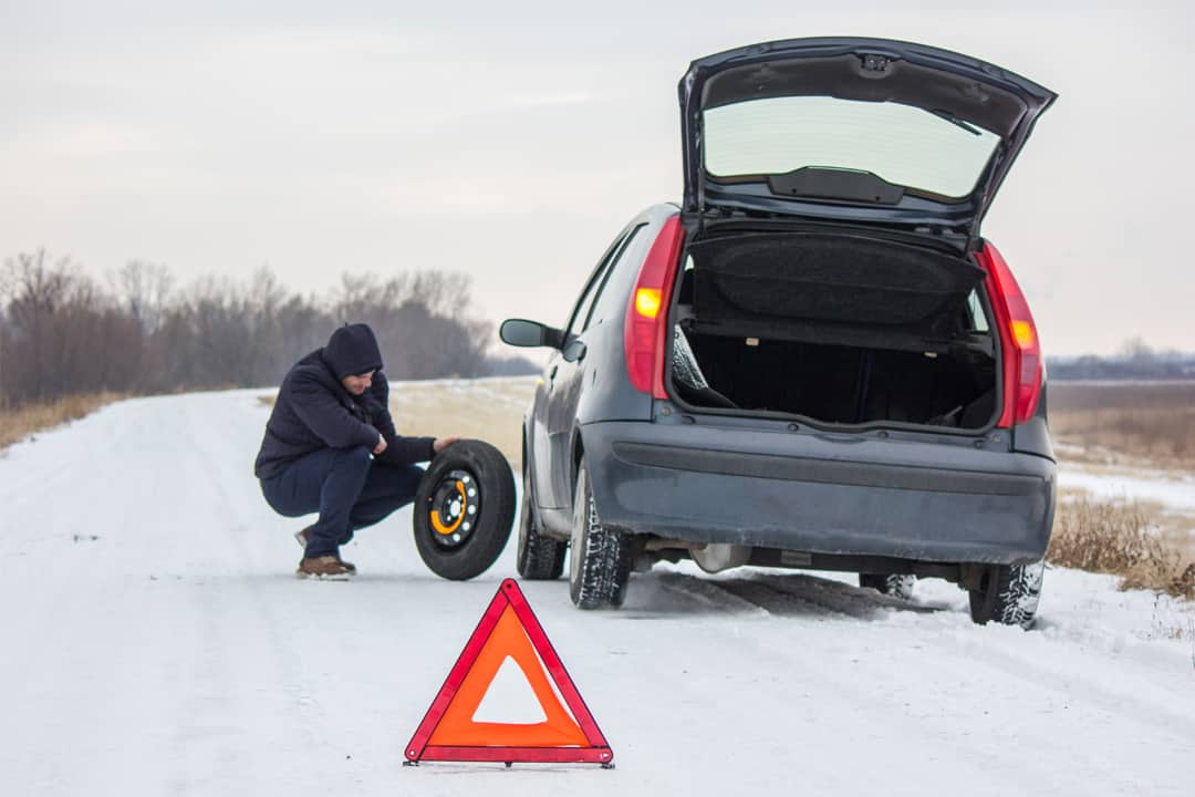 výstražný trojuholník na ceste auto